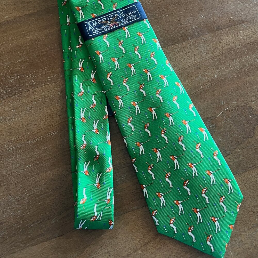 New AMERICAN LIVING GREEN/RED/YELLOW GOLF PLAYER MOTIF TIE Silk NWT 56"